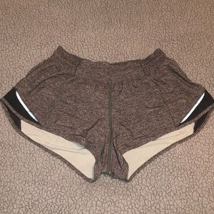 lululemon hotty hot shorts 2.5”